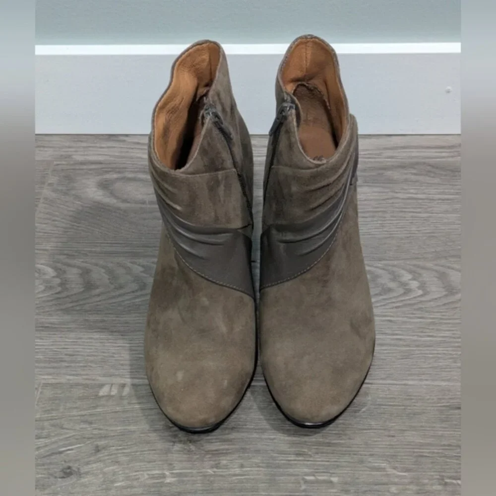 Sofft Elegant Brown Ankle Boots - Picture 8 of 10